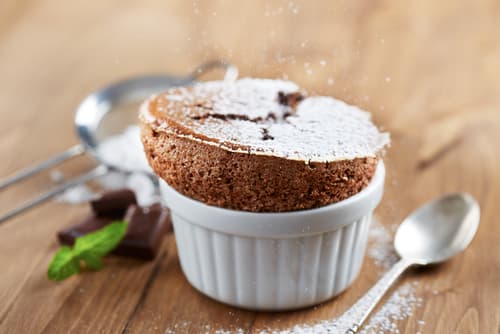 Soufflé au chocolat, sauce caramel au beurre demi-sel