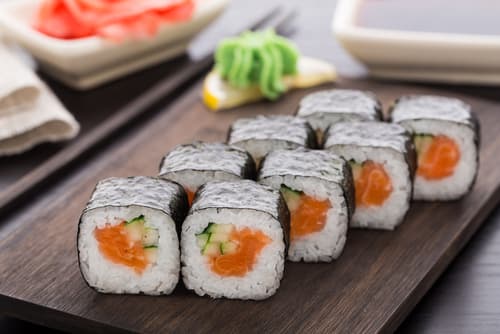 Sushi de saumon frais mariné à la coriandre