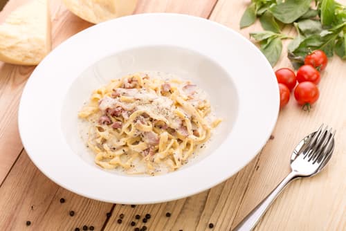 Tagliatelle carbonara au lard fumé, espuma de parmesan