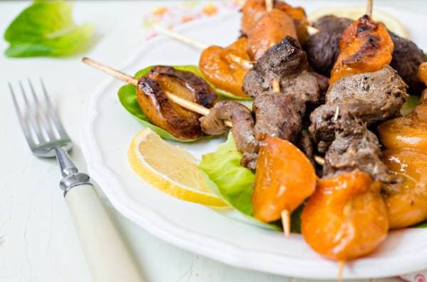 Brochette de magret de canard et melon aux graines de sésame