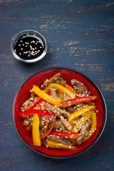 Wok de boeuf au sésame et piment d'Espelette, lamelles de poivrons sauce soja