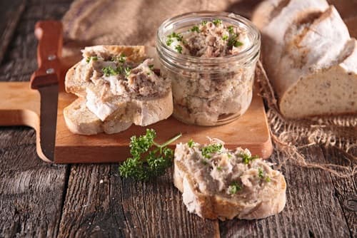 Rillettes de poulet aux fines herbes sur croûtons