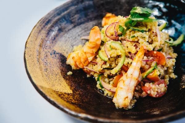 Gambas a l'aigre douce, petits légumes et quinoa à la menthe 