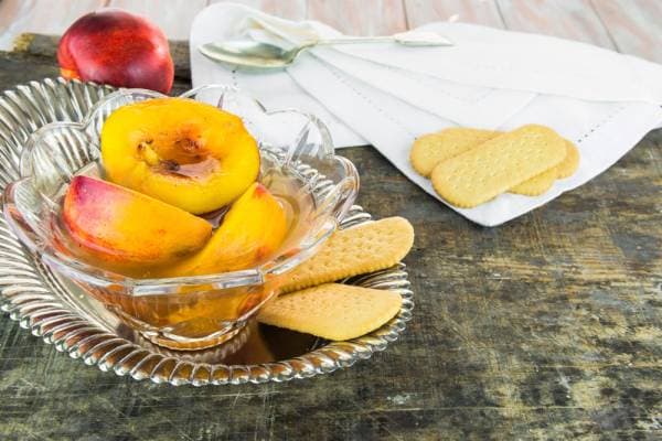 Pêches pochées et gateau des anges