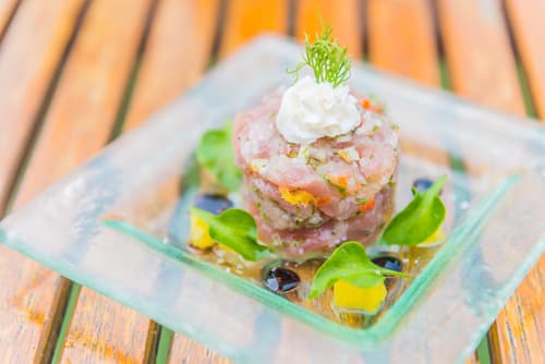Tartare de bar au citron vert, salade de pousses d'épinards au gingembre