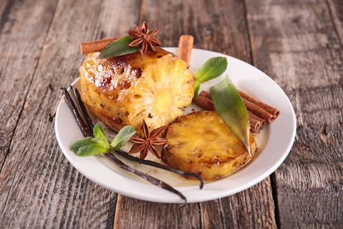 Ananas rôti au miel, crumble d'amande et sabayon au mascarpone