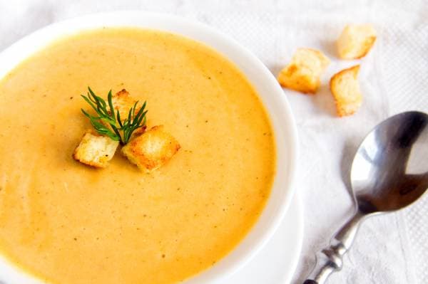 Velouté de lentilles et poireaux créance, croquette de Salers