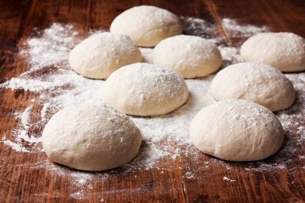 La pâte à pizza aux herbes