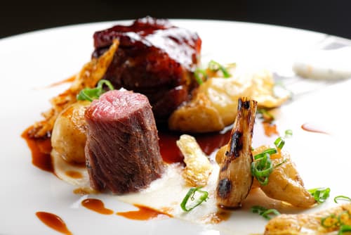 Filet de canette laqué au miel de soja, pomme de terre écrasée à la tomate confite, estragon et huile d'olive