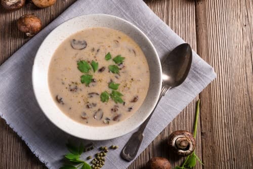 Crème de champignons de Paris, écume au lard fumé et pignons de pin
