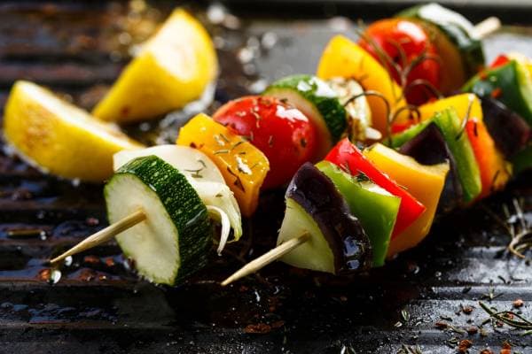 Brochettes de légumes marinés
