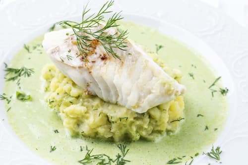 Pavé de cabillaud rôti au beurre, purée de panais à la vanille.
