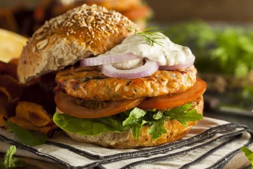 Burger de saumon au fromage frais, pommes de terre rattes confites
