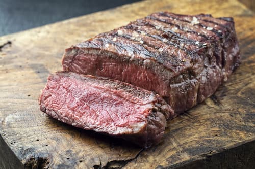 Pavé de boeuf irlandais, écrasée de topinambours, échalotes confites à la Guinness