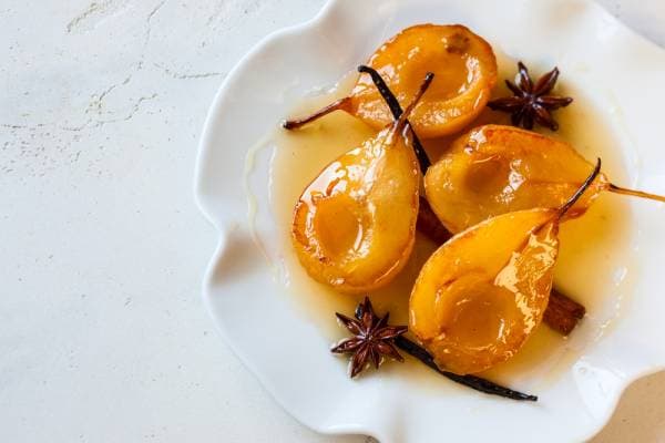 Demie-poire au caramel, pâte à tartiner et tuile de pain minute