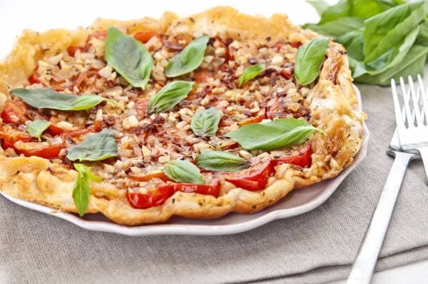 Tarte tatin de tomates roma et crumble au parmesan