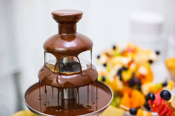 Fontaine de chocolat et fruits frais