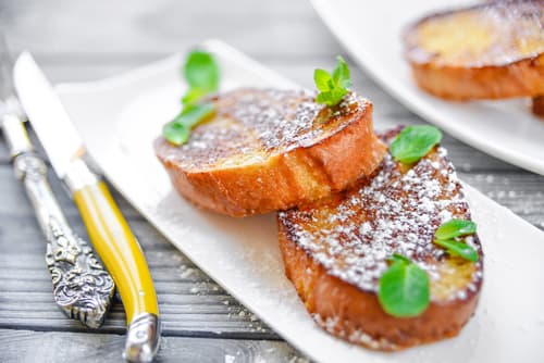 Brioche en pain perdu, brochette de pomme caramélisée