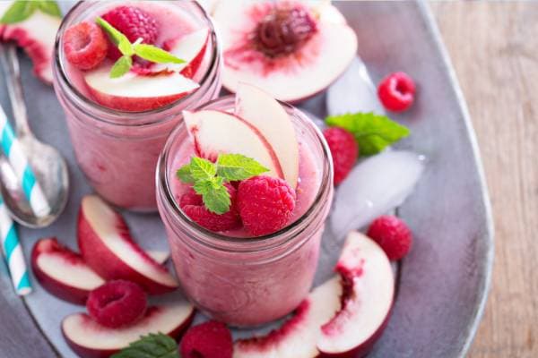 Smoothie pêche–framboise