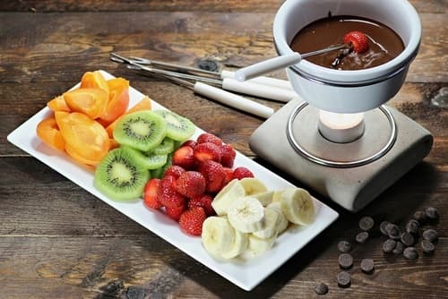 Fondue au chocolat au lait et brochette de fruits de saison