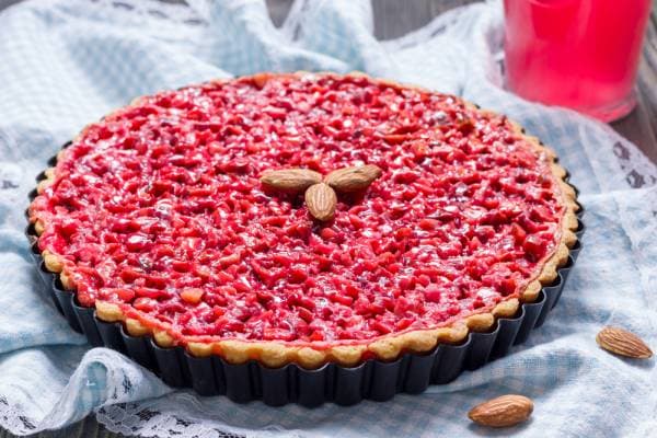 Tarte fine aux pralines roses, chantilly à la tonka
