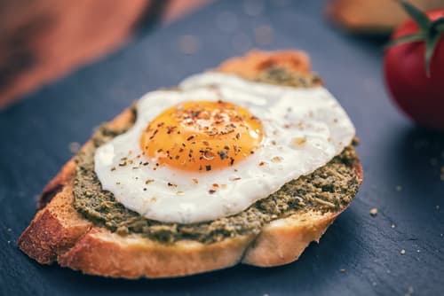Oeuf de caille poché, toast melba et tapenade noir