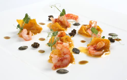 Ravioles de langoustines et consommé aux poivres rares