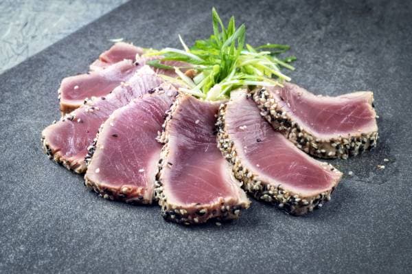 Tataki de thon au soja sucré, salade d'algues wakame, radis noir & sésame blanc 