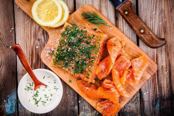 Saumon gravlax minute et blinis à la crème d'algues