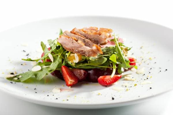 Magret rôti aux fraises, mesclun de jeunes pousses aux pignons de pin