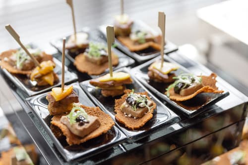 Canapé mousse de foie gras, magret fumé et noix