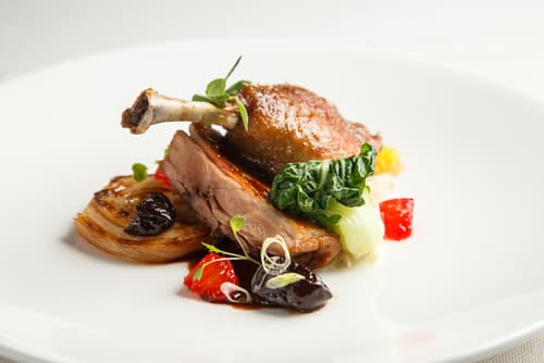 Magret de canard rôti au vin rouge, chou vert, champignons au foie gras