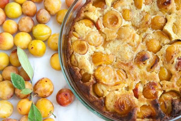 Clafoutis aux mirabelles, crème anglaise à la cardamome