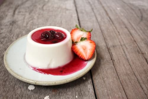 Panna cotta à la purée d'amandes blanches, coulis de fraises fraîches