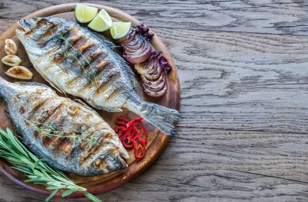 Daurade entière grillée aux épices, poivronade provençale