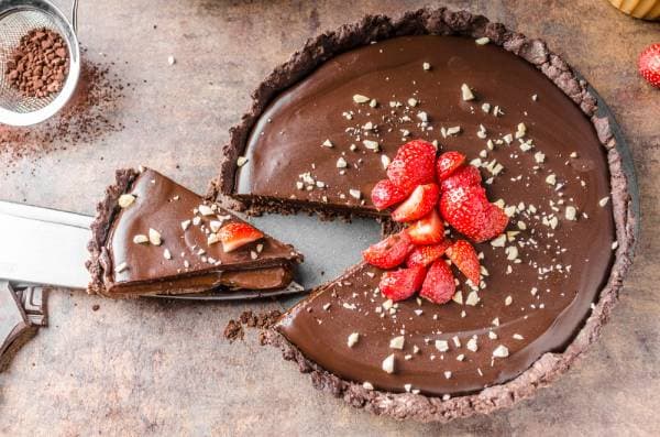 Entremet tout chocolat à la crème au chocolat épicée, glaçage chocolat noir et coulis de fruits rouges