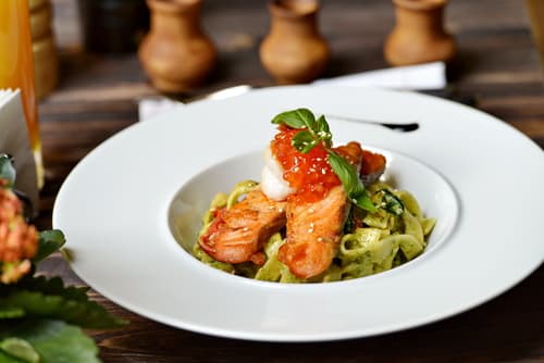 Pavé de saumon rôti aux olives noires, tagliatelle aux épinards