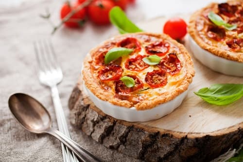 Tarte fine croustillante à la tomate et aux champignons, jus de persil