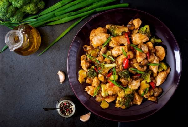 Volaille à l'asiatique, wok de légumes au sésame