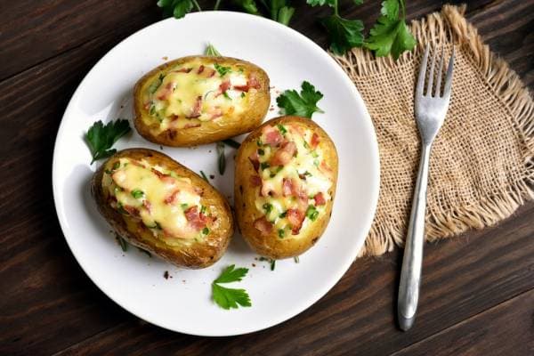 Pommes de terre boulangères gratinées au Reblochon et chips de jambon cru