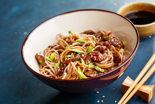 Nouilles à l'asiatique, boeuf et légumes