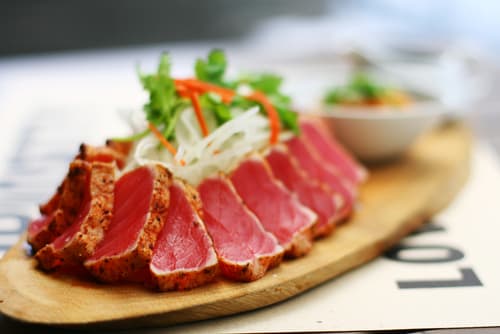 Tataki de thon aux herbes, salade verte au boulgour