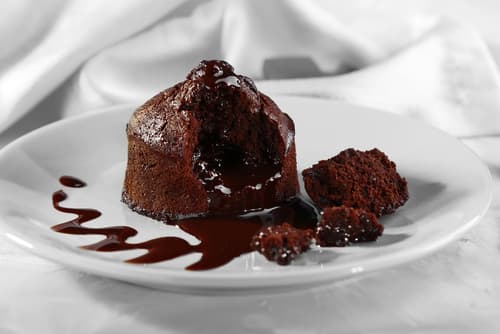Fondant au chocolat, sauce caramel au beurre salé