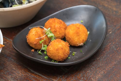 Cromesquis de Brie de Meaux et truffe noire, mesclun et betteraves multicolores