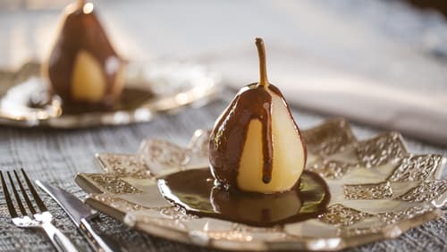 Poire pochée à l'hibiscus, coulis chocolat et croustillant pistache