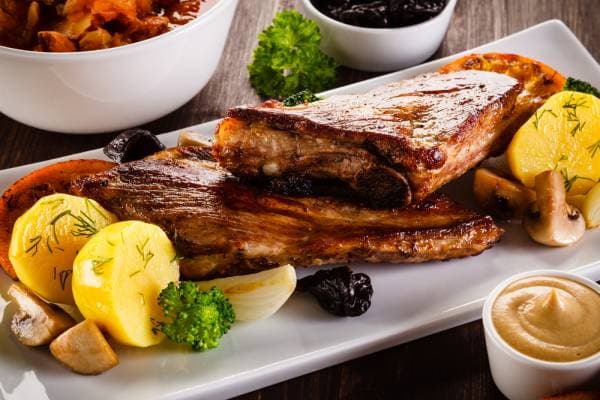 Côte de porc double sauce charcutière