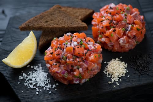 Tartare de saumon à la mangue, émulsion au fenouil