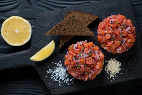 Tartare de truite au sel d'aneth et citron, purée fine de  pomme fruit