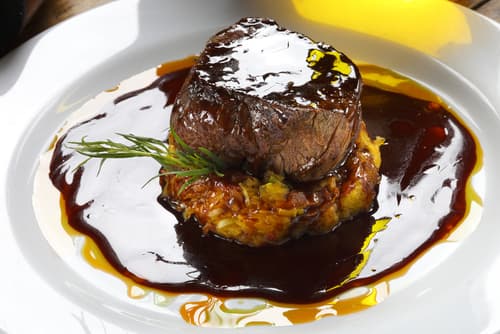 Filet mignon de porc laqué au miel de soja, polenta aux champignons