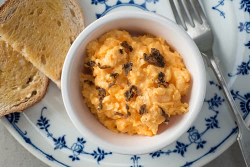 Verrine d'oeufs brouillés au siphon à l'huile de truffe, magret de canard fumé et crumble parmesan
